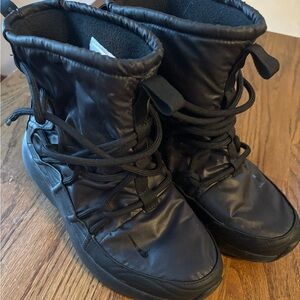 Nike woman’s Tanjum High Rise triple black boots size 9 EUC!